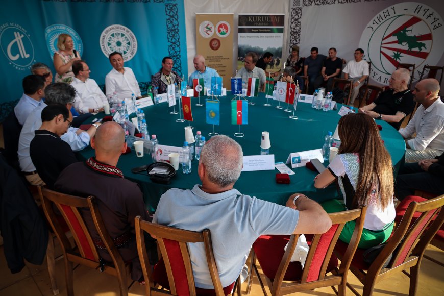 Töre, Macaristan’da Türk kurultayı kapsamında yuvarlak masa toplantısına katıldı