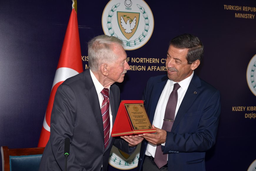Dışişleri Bakanı Ertuğruloğlu, eski BM Barış Gücü askeri Lars Willy Lindh’e teşekkür plaketi takdim etti