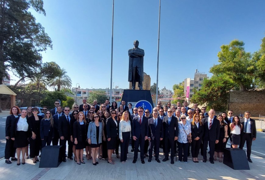 Türkiye İş Bankası 100. yaşında... Banka yöneticileri Atatürk Anıtı'na çelenk koydu