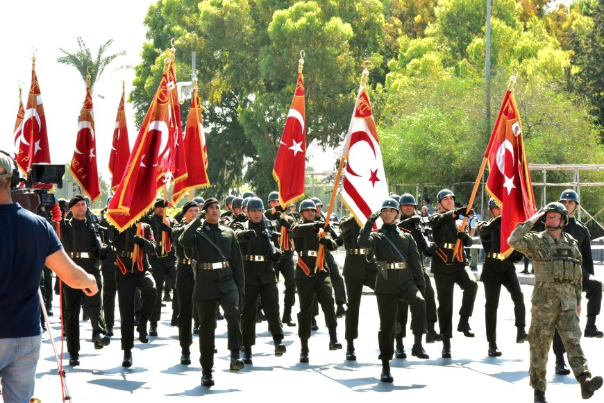 Lefkoşa Dr. Fazıl Küçük Bulvarı’nda 30 Ağustos Zafer Bayramı resmigeçit töreni