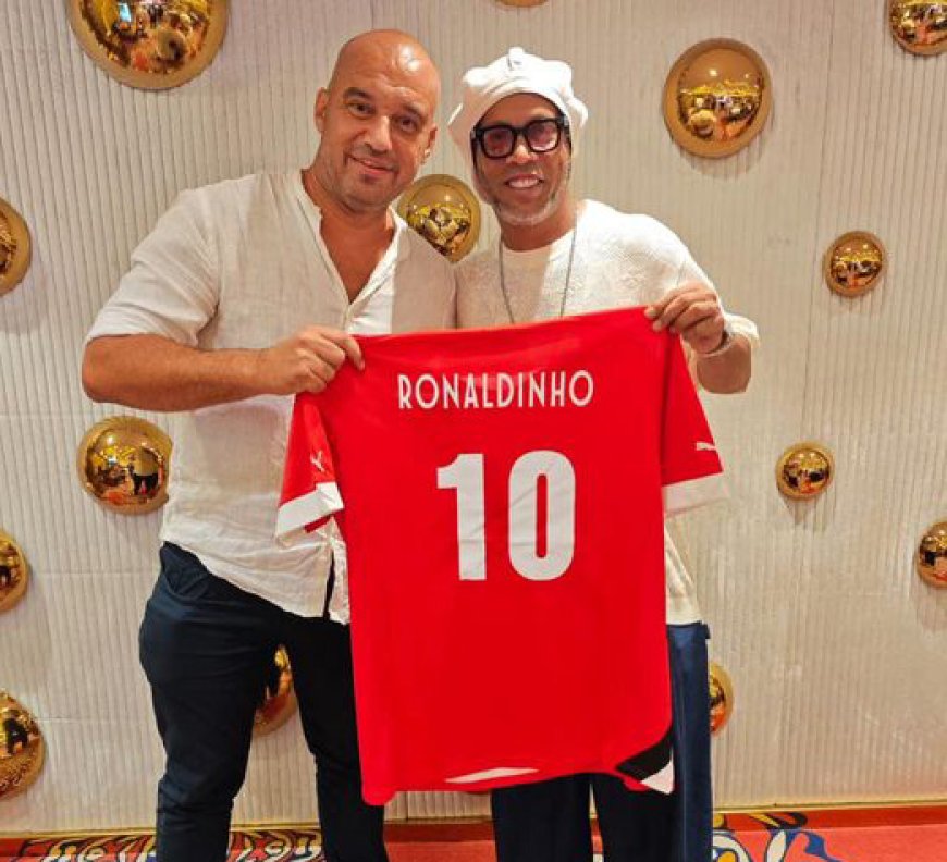Ronaldinho’ya KKTC Milli Takım Forması Hediye Edildi