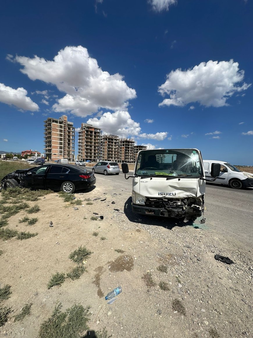 İskele'de Kavşakta Feci Kaza: 3 Yaralı, Soruşturma Devam Ediyor