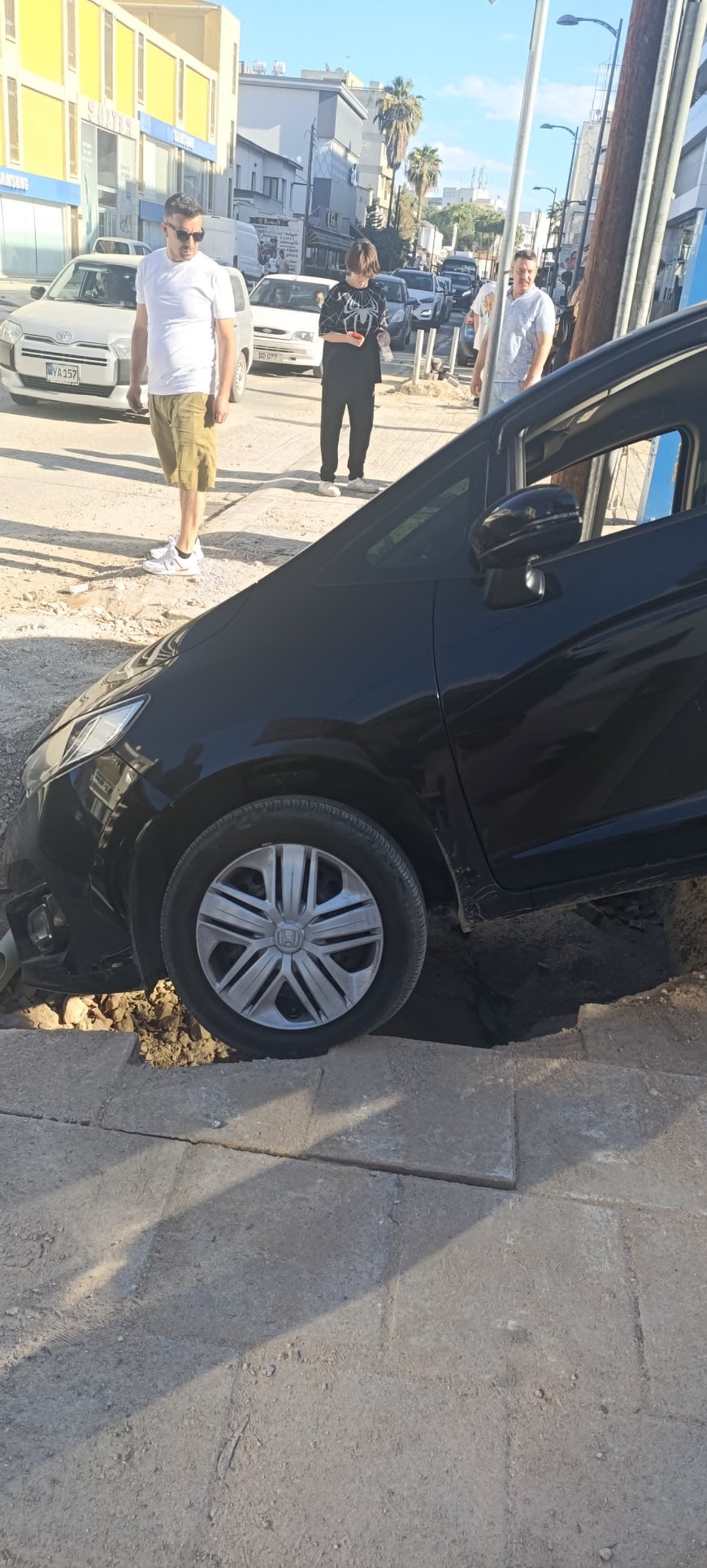 Lefkoşa Dereboyu'nda bir araç kaldırımdaki çukura düştü