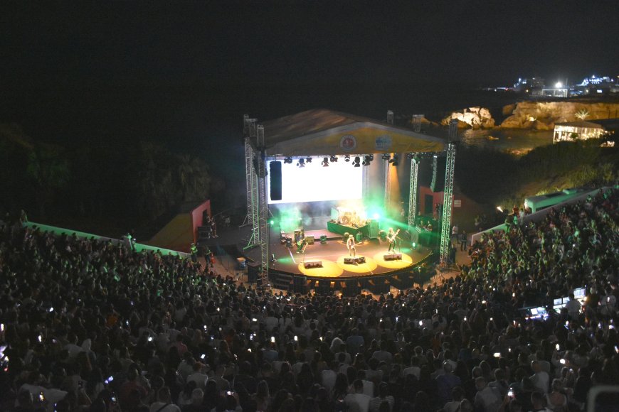 Mor ve Ötesi dün akşam Girne’de konser verdi