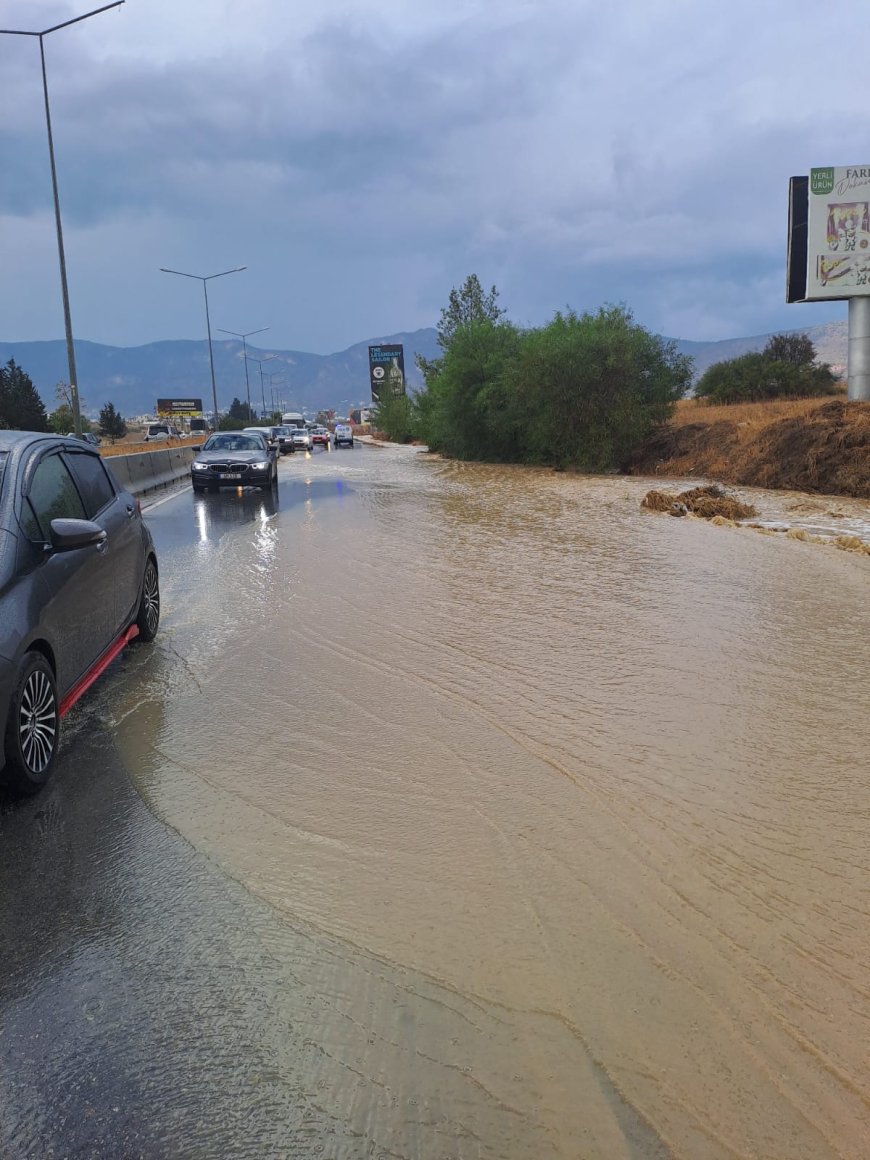 Girne-Lefkoşa ana yolunda trafik biriken yağmur suları nedeniyle tek şeritten sağlanıyor