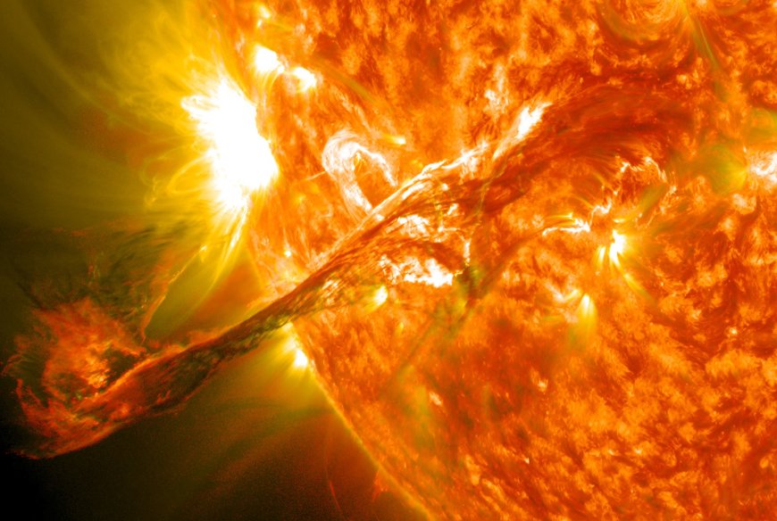 Güneş, 11 yıllık döngüsünde, yüksek aktivitenin gözlemlendiği "solar maksimum" evresine girdi