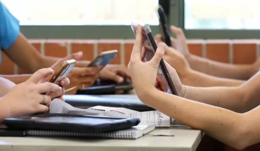 Güney Kıbrıs’ta ortaokul ve liselerde cep telefonu kullanımı yasaklandı