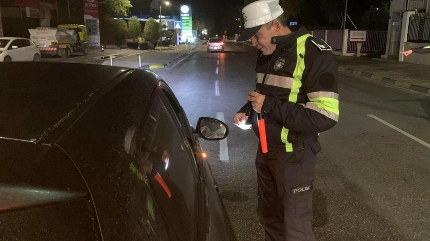 “Dur” ihtarına uymayan sürücü, polis memuruna ardından polis aracına çarptı