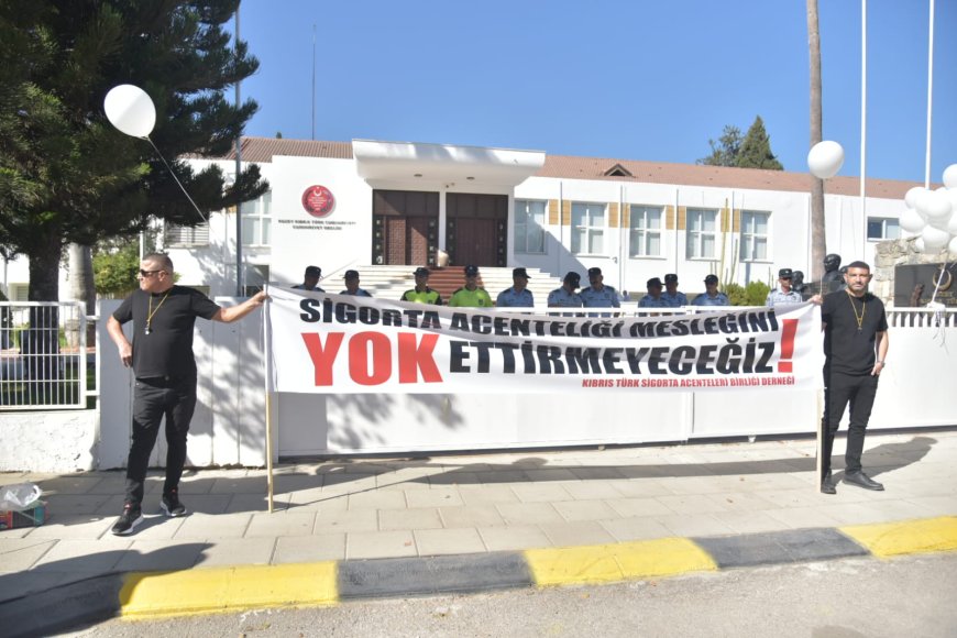 Kıbrıs Türk Sigorta Acenteleri Birliği Derneği, Cumhuriyet Meclis’i ve Maliye Bakanlığı önünde eylem yaptı