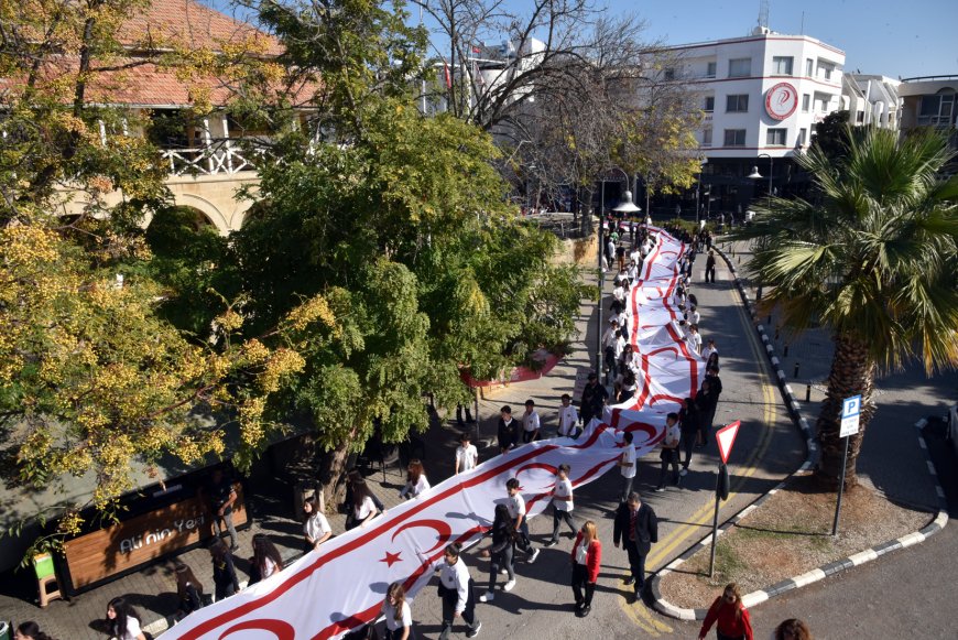 Başkent Lefkoşa’da “41.Yıl Cumhuriyet Korteji” düzenlendi… Kortejde, 100’er metrelik KKTC ve TC bayrağı taşındı