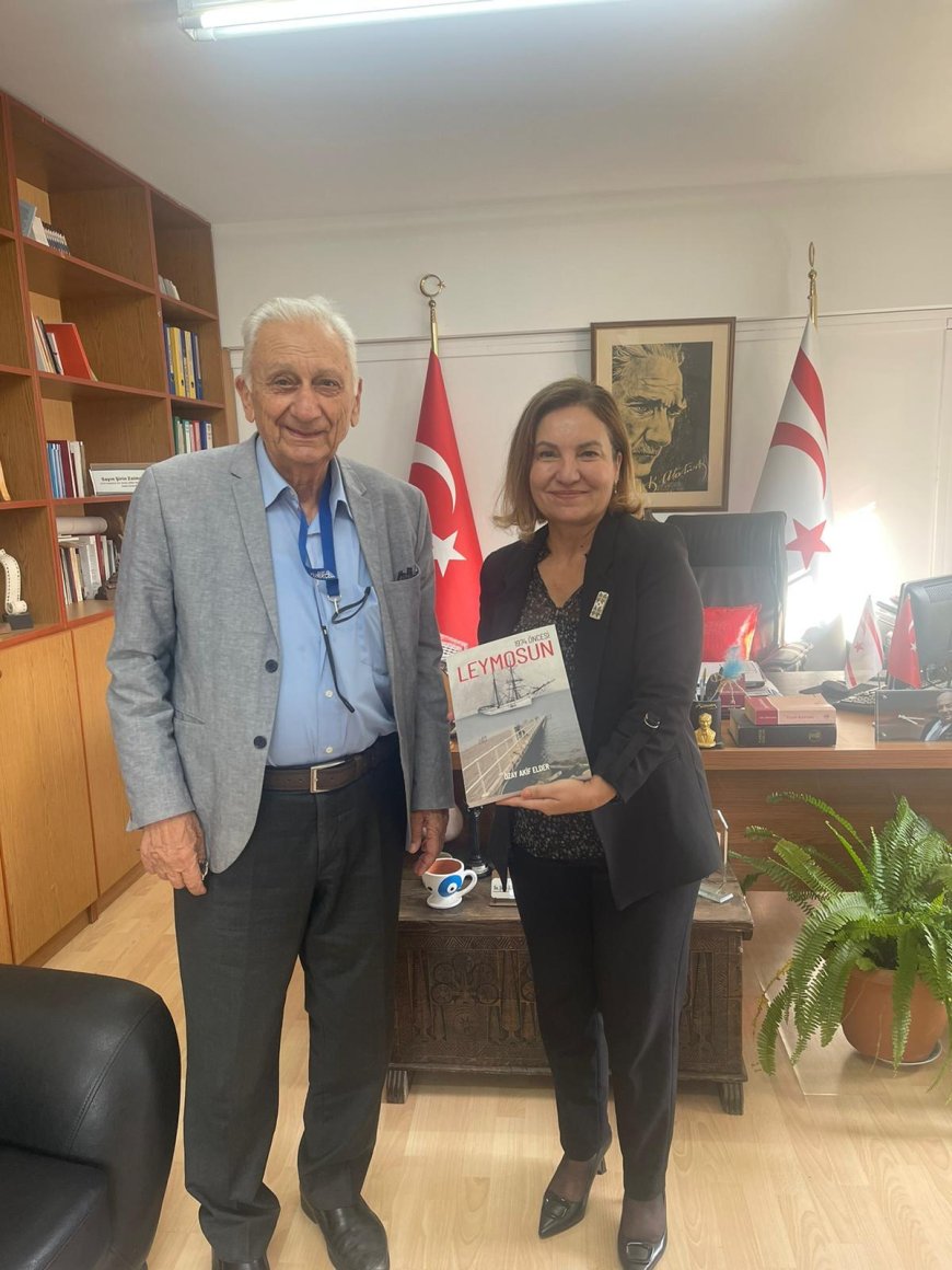 Özay Akif Elder, Leymosun isimli kitabını Kültür Dairesi Müdürü Zaimağaoğlu’na takdim etti