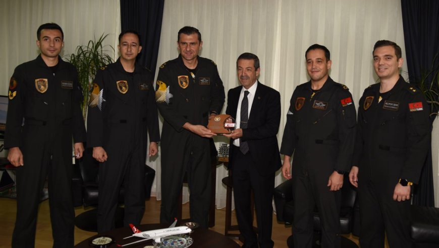Ertuğruloğlu, SOLOTÜRK pilotlarıyla TMK'yı ziyaret etti..