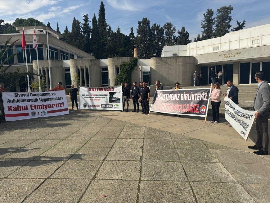 KTOEÖS ve KTÖS, Lefkoşa Atatürk Kültür Merkezi önünde basın açıklaması ve eylem yaptı