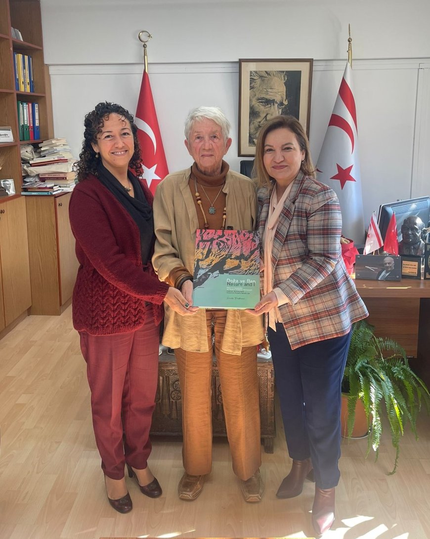 Trautmann, Doğa ve Ben isimli kitabını Kültür Dairesi Müdürü Şirin Zaimağaoğlu’na sundu