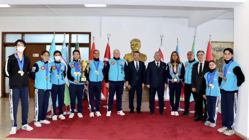 Dışişleri Bakanı Ertuğruloğlu, tekvandocuları kutladı