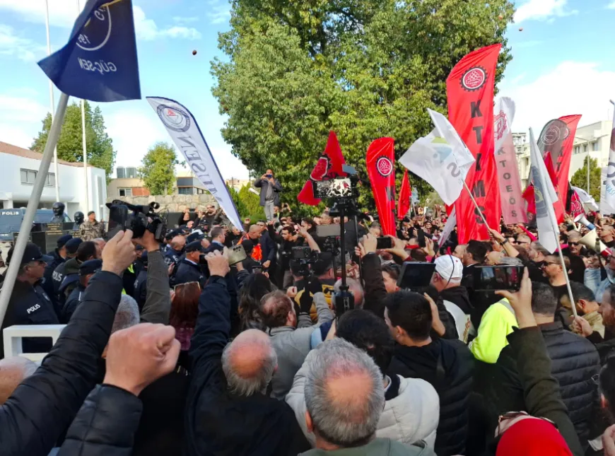 Hayat Pahalılığı ve Toplu Sözleşme Mücadelesi: Meclis Önünde Protesto