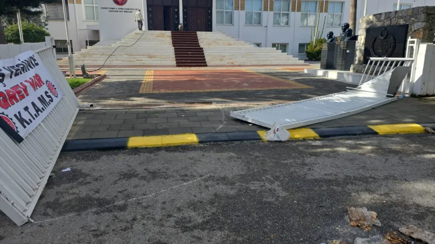 Meclis Önünde Grev: Kamu Çalışanları Ayakta! Meclis’in kapısı yine kırıldı...