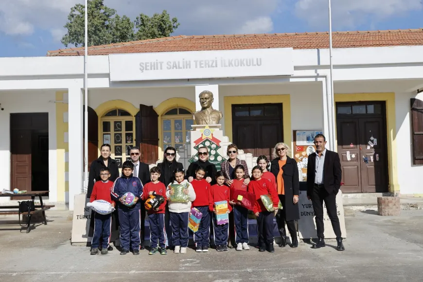Sibel Tatar Gönendere Şht. Salih Terzi İlkokulu'nda çocuklara hediye dağıttı