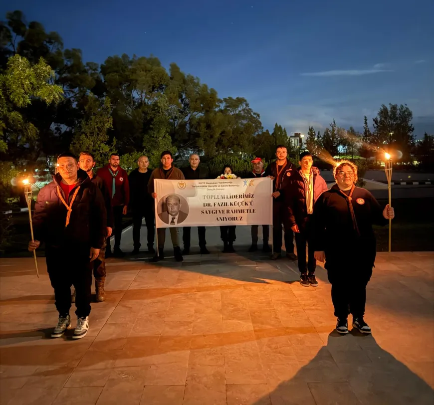 İzciler Dr. Fazıl Küçük’ü kabri başında meşalelerle andı