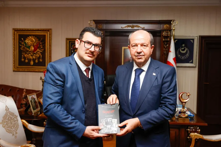 Cumhurbaşkanı Ersin Tatar'a Mete Özsezer tarafından kitap takdim edildi