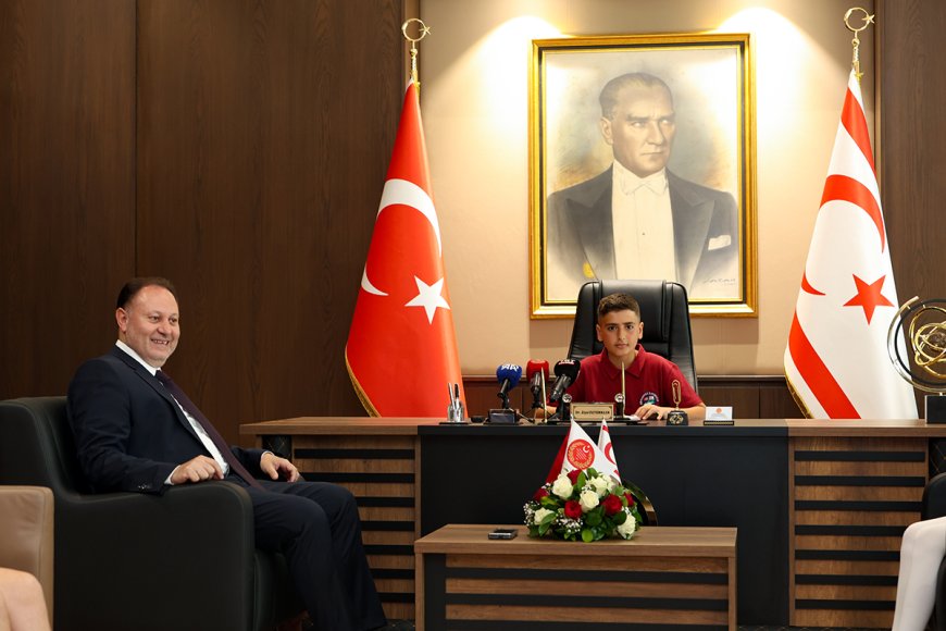 Meclis Başkanı Öztürkler, makamını Dipkarpaz İlkokulu öğrencisi Çınar Güngör’e devretti