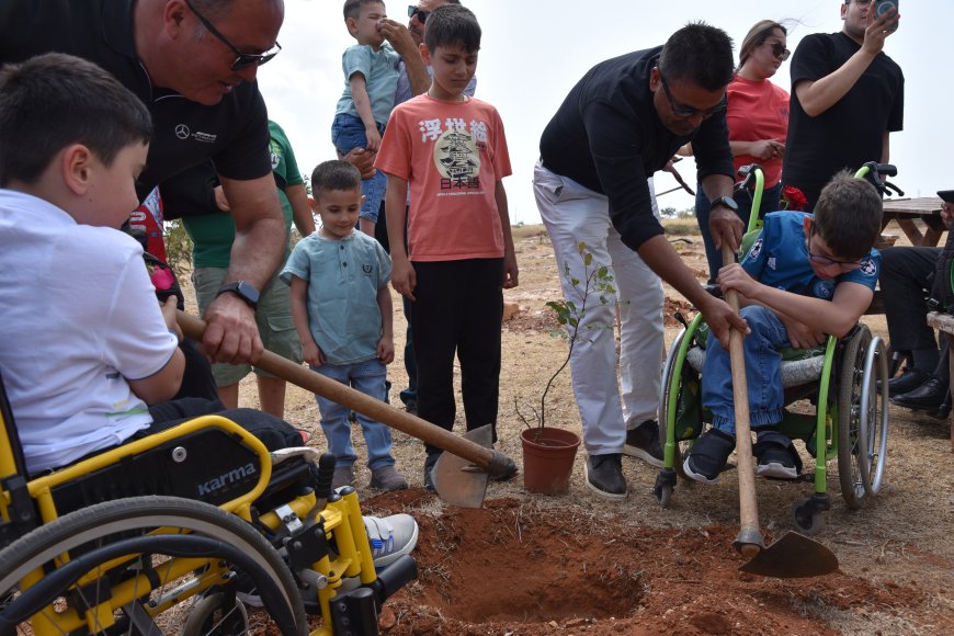 Ortopedik Özürlüler Derneği’nden Derinya’da ağaç dikme ve piknik etkinliği