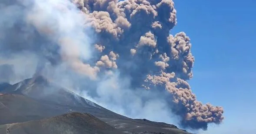 İtalya'da Etna Yanardağı güçlü şekilde kül ve lav püskürttü